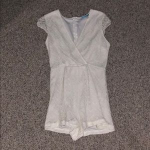 ✨ Aina Be White Lace Romper ✨